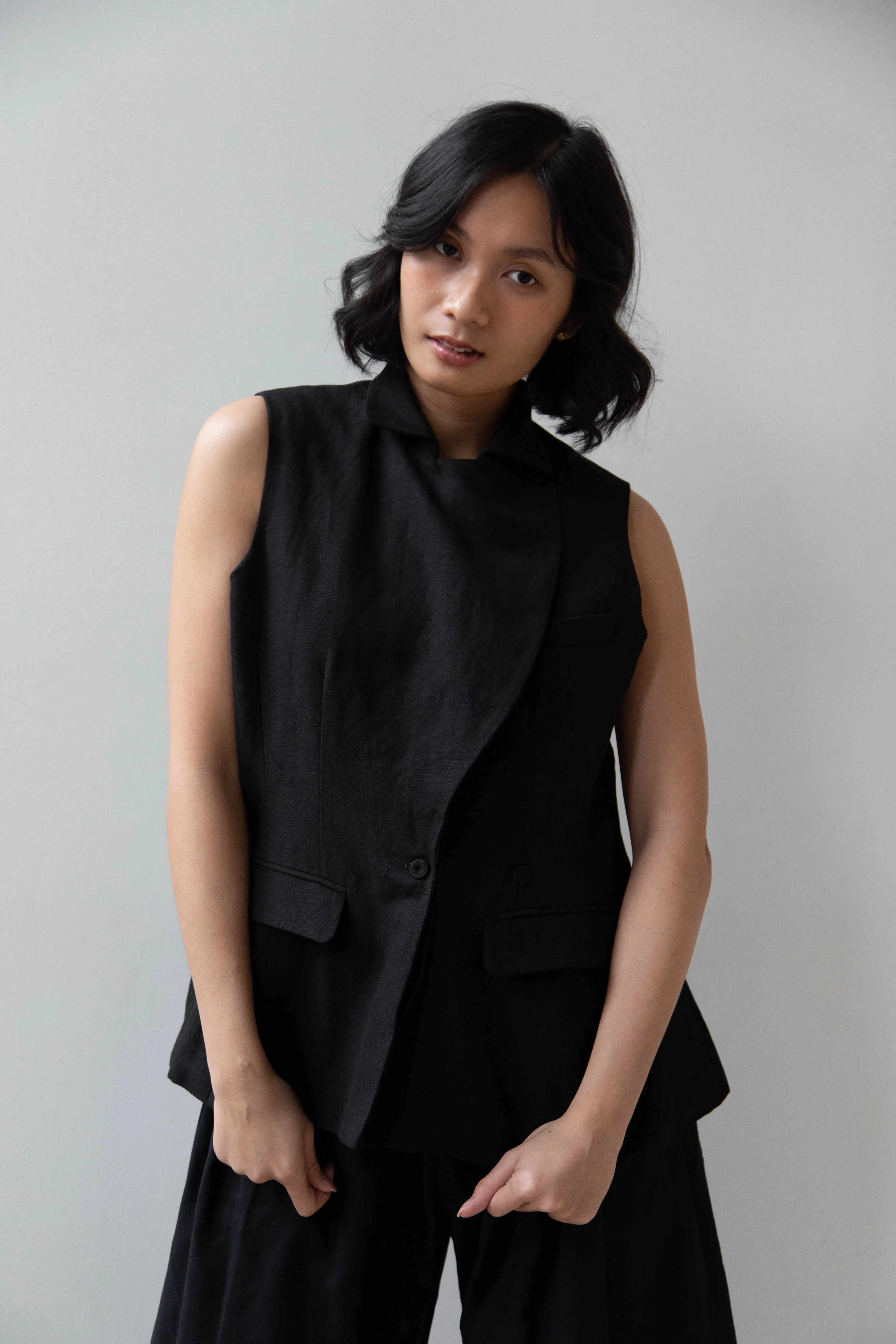 École de Curiosités | Gertrude Waistcoat Vest in Black Linen Cotton