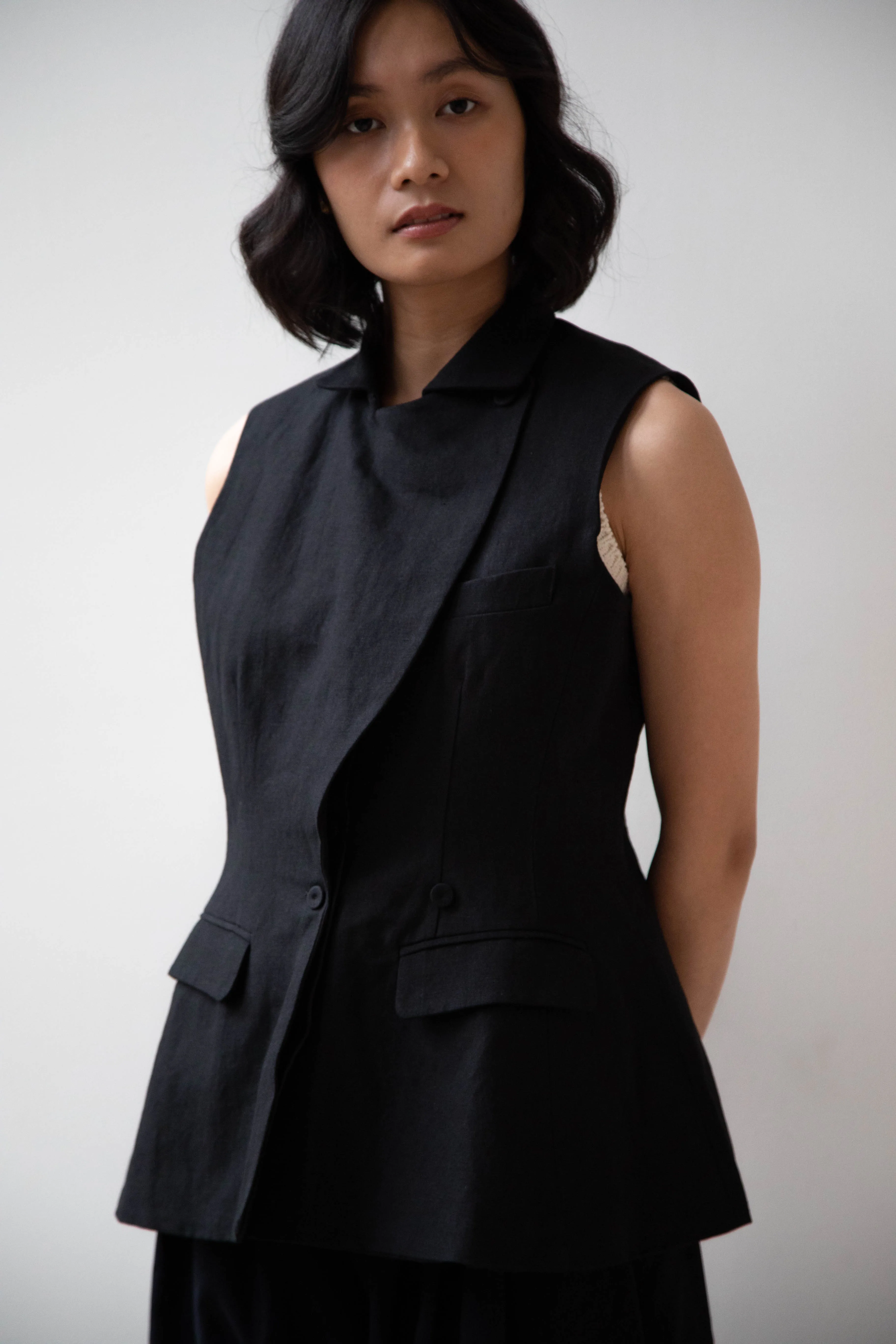 École de Curiosités | Gertrude Waistcoat Vest in Black Linen Cotton