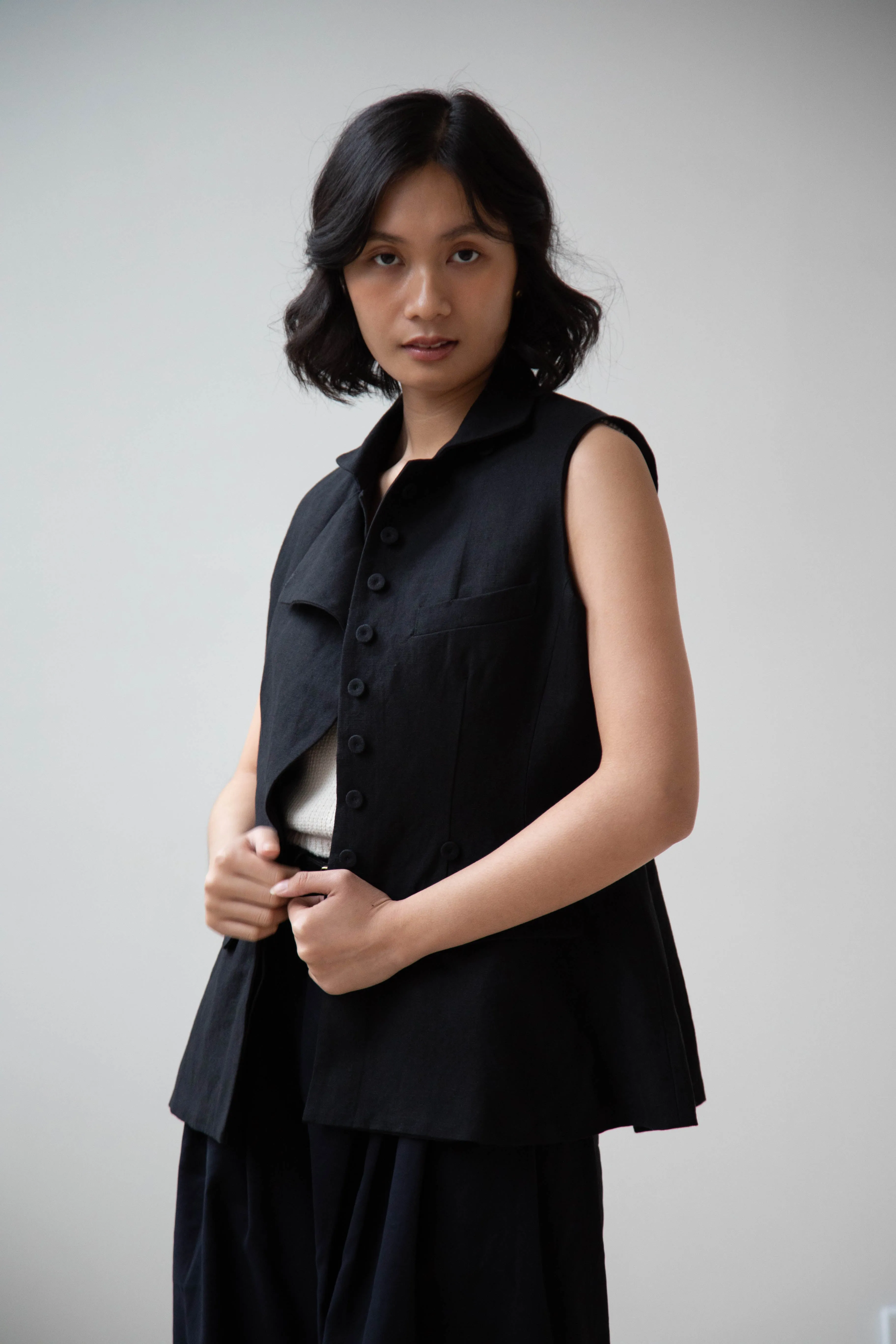 École de Curiosités | Gertrude Waistcoat Vest in Black Linen Cotton