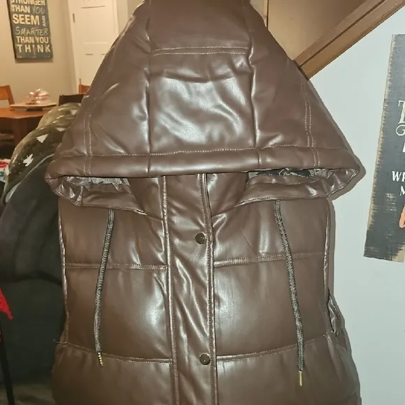 DEX Vest, Womens NWTS Large Dark Brown Puffer Vest with gold accents. Sz Xlg!!