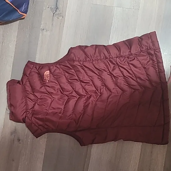 North Face 550 Down Filled Puffer Vest Size XS Women's Burgundy &amp; Peach